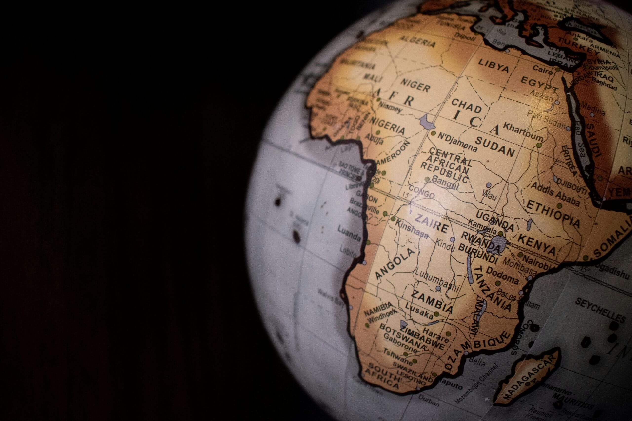 Globe terrestre centré sur l'Afrique symbolisant les opportunités d'investissement sur les marchés émergents africains
